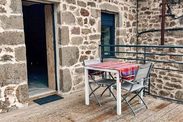 Gîte pour 2 personnes, avec terrasse à Saint-Julien-Molin-Molette