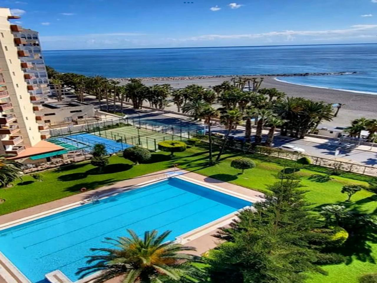 Entire apartment, Las Gondolas Beach Apartment 2 with Sea Views, Shared Pool, Balcony and Wi-Fi in Playa Puerta del Mar, Almuñecar