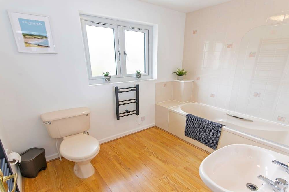 Oceanside | Sleeps 6 |Walk to Beach & Stylish in Croyde, Devon