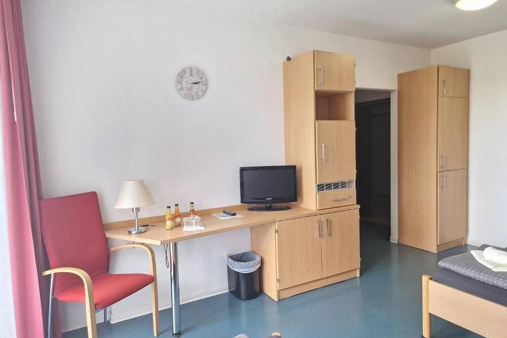 Dreibettzimmer, Dusche, Wc, Balkon - Green Night Hotel in Falkenstein, Chemnitz und Umgebung