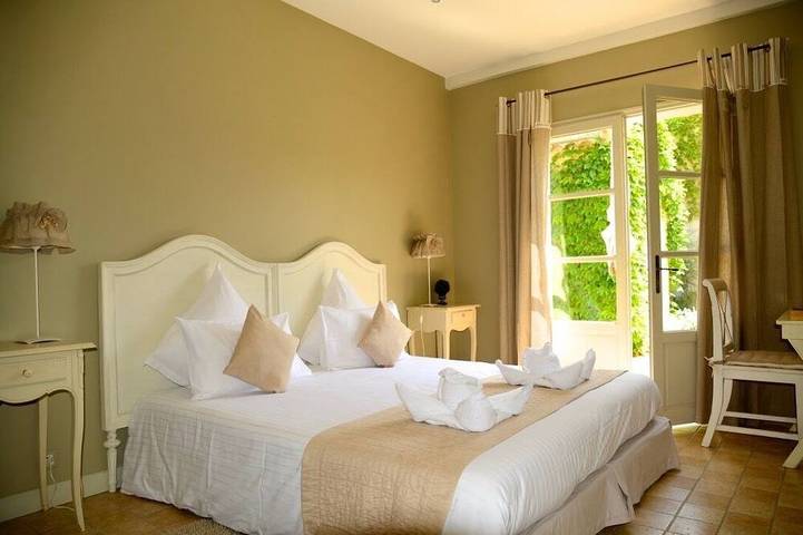 Gîte pour 2 personnes, avec piscine et jardin
