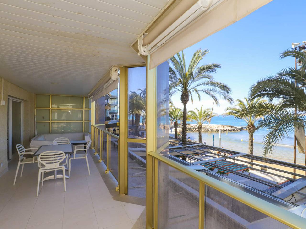 Appartement entier, Appartement Moderne en Bord de Mer avec Terrasse Panoramique, Accès Direct à la Plage et Climatisation in Cala dels Capellans (Salou), Salou