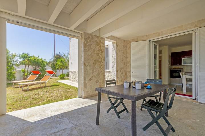 Apartamento entero, Apartamento de vacaciones para 4 personas con jardín in Torre Dell'orso, Melendugno