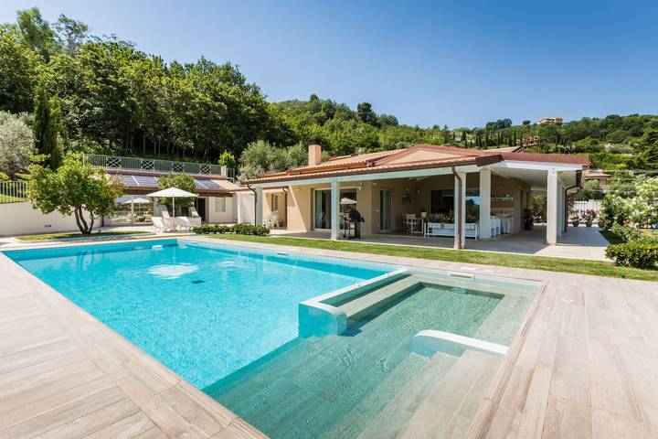 Agriturismo per 9 persone, con piscina e giardino, con animali domestici a Acquaviva Picena