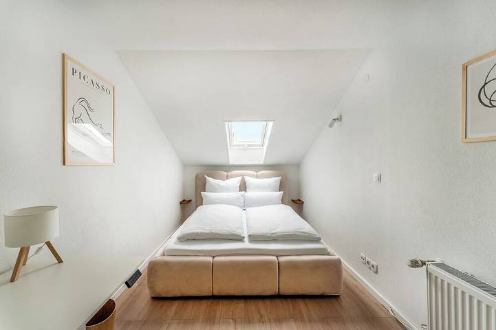 Ganze Wohnung, Helles Rooftop Serviced Apartment nahe Zürich. Parkplatz und Haustierfreundlich! in Küssaberg, Landkreis Waldshut