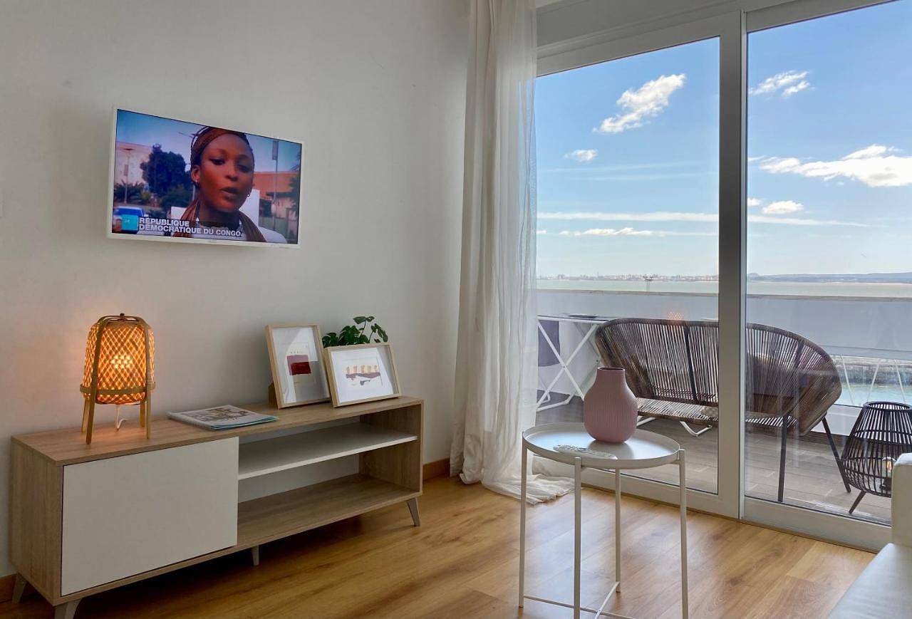 Apartamento inteiro, Three-Bedroom Apartment in Cacilhas, Almada