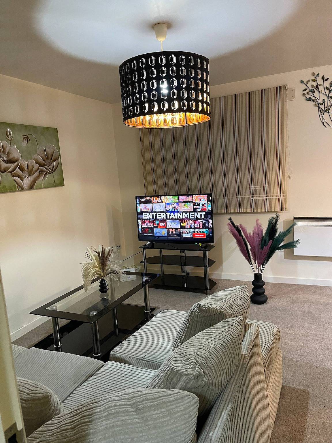 Apartamento entero, Habitación Casa con baño privado, wifi rápido y vistas al jardín de Netflix in Wolverhampton, Birmingham y alrededores