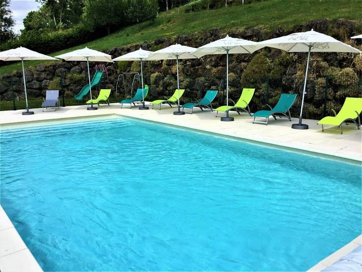 Hôtel pour 2 personnes, avec jardin ainsi que piscine et terrasse à Brommat