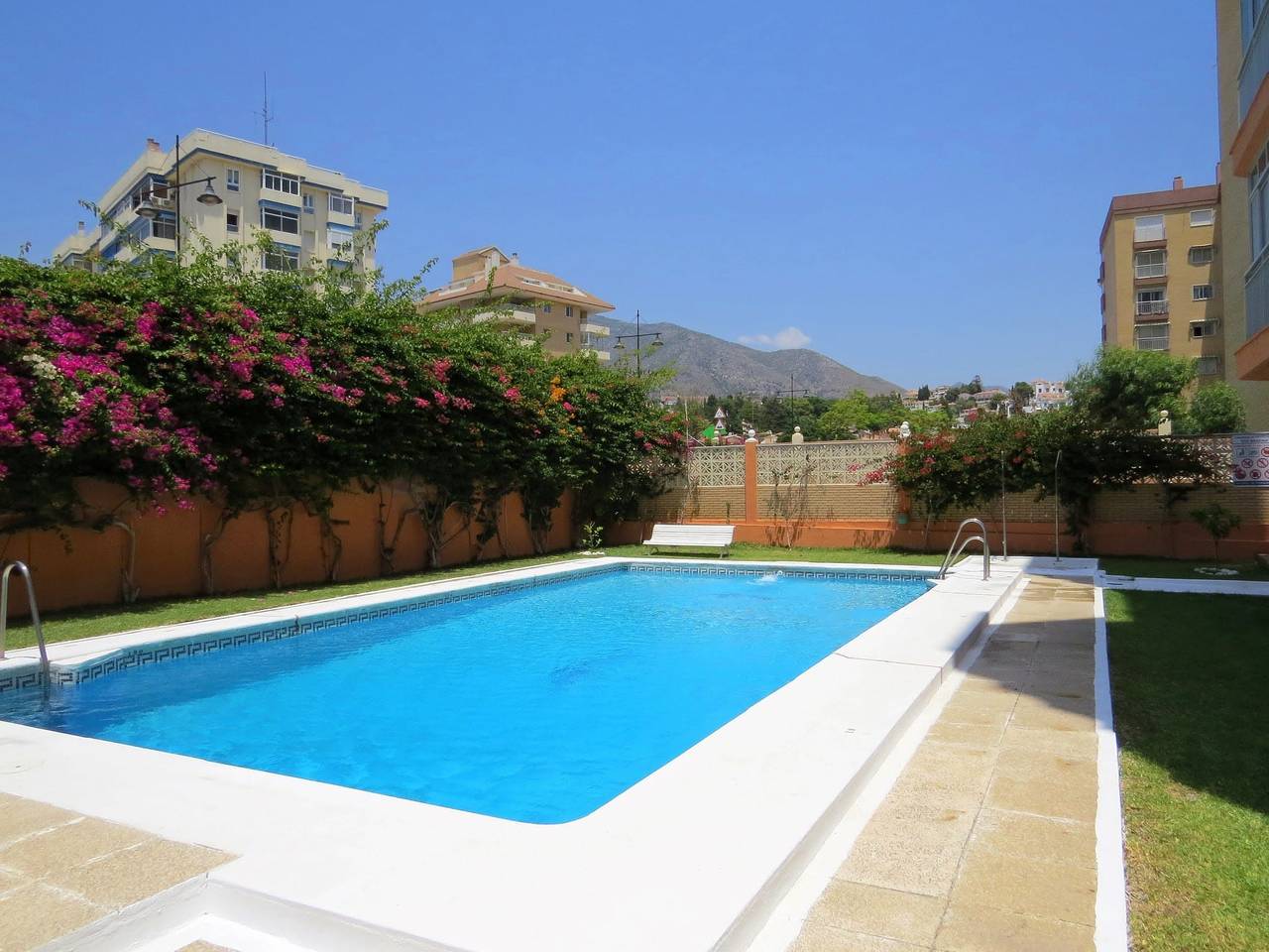 Entire apartment, Beach front apartment in popular Riverina in Torreblanca (Fuengirola), Fuengirola