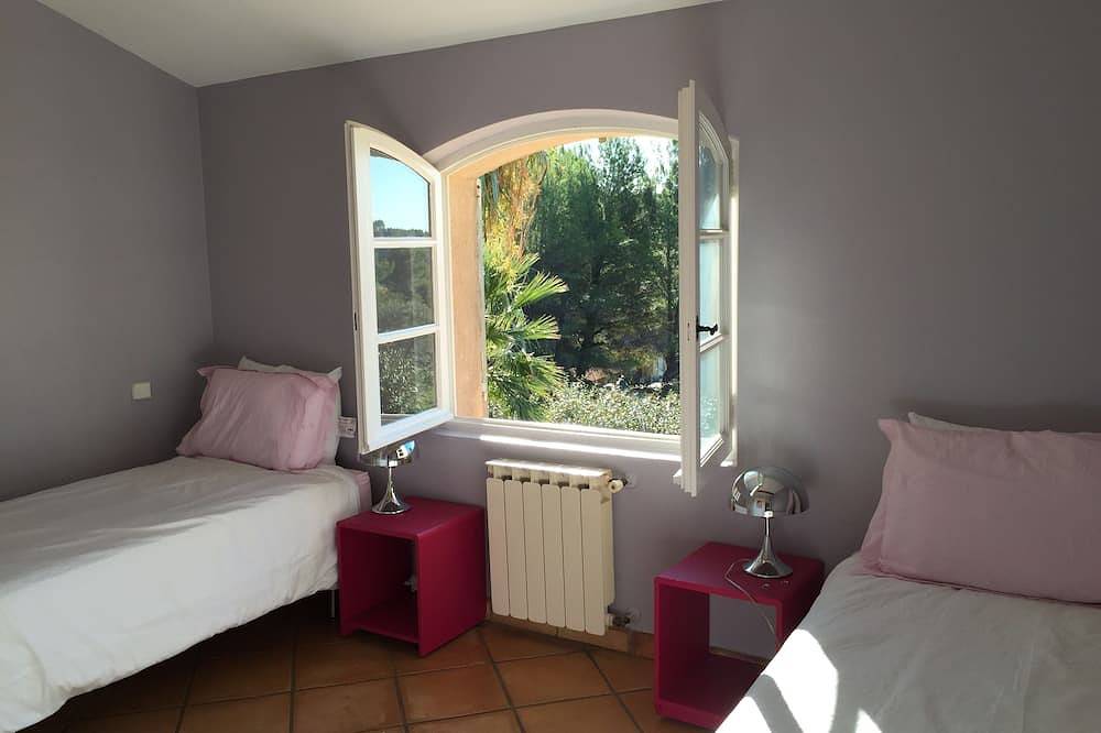 Bandol limit, 10 pers, air-conditioned bedrooms, swimming pool 11x5m, 230m2, 10min beach in La Cadière-d'Azur, Toulon region