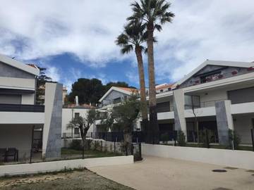 Gîte pour 2 personnes, avec piscine ainsi que jardin et vue dans Plage de Saint-Cyr sur Mer Les Lecques