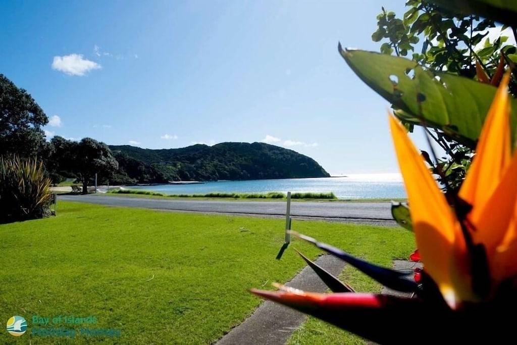 Blick auf den Strand! Toller Familienurlaub Hause. in Russel (NZ), Bay Of Islands