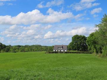 Location de vacances pour 14 personnes, avec vue sur le lac ainsi que vue et jardin, animaux acceptés à La Chapelle-Saint-Aubert