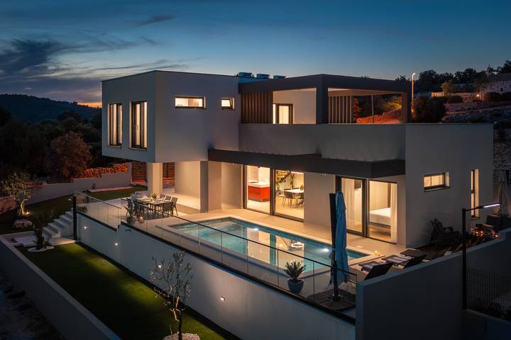 Villa für 8 Personen, mit Balkon und Pool sowie Garten - 1