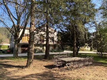 Cottage pour 13 personnes, avec jardin ainsi que vue et piscine à Jaujac