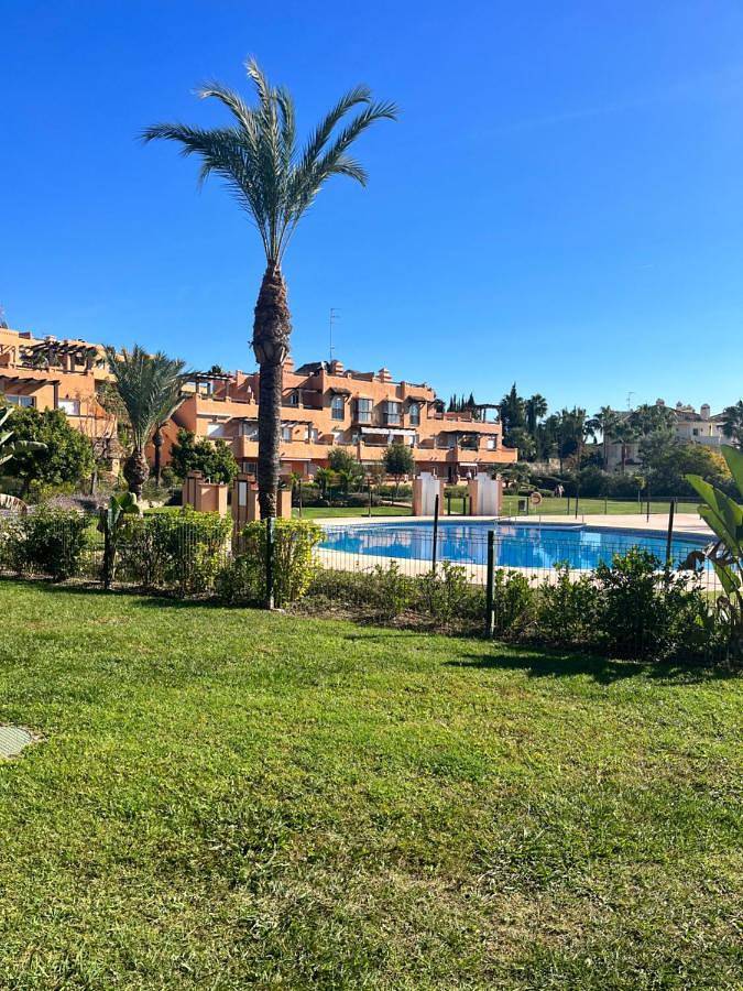 Apartamento para 4 personas, con vistas además de piscina y jardín en Casares