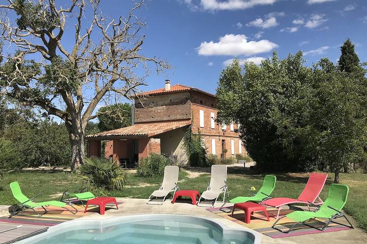 Location de vacances pour 14 personnes, avec jardin à Aignes