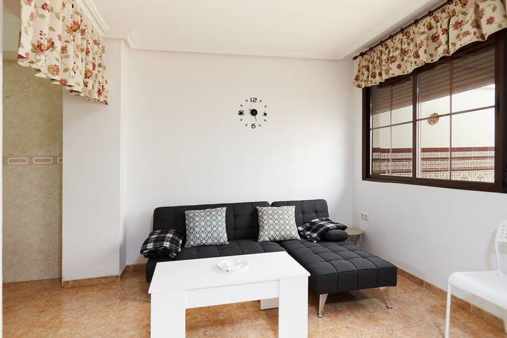 Holiday Home 'López' with Private Terrace, Wi-Fi, and Air Conditioning in Baena, Córdoba Province