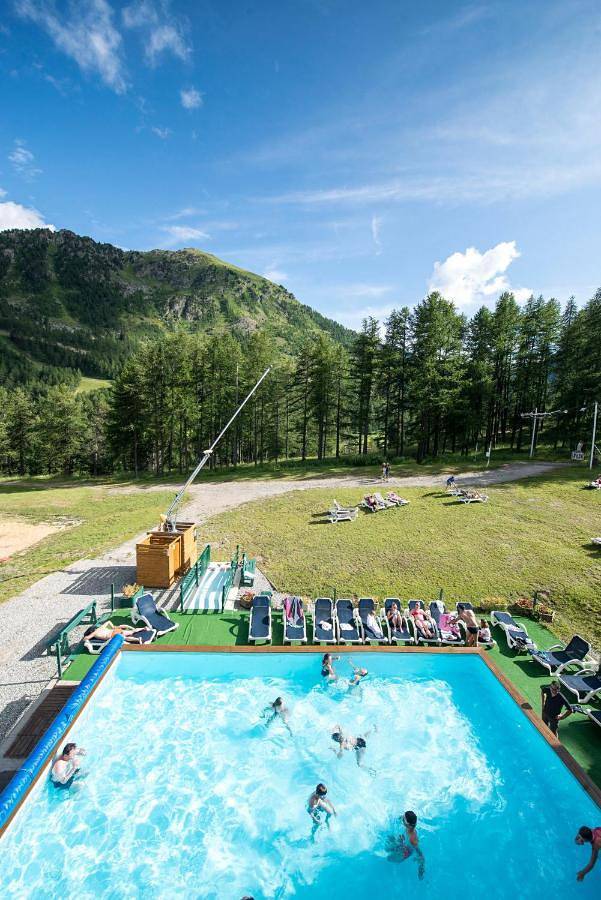 Hôtel pour 4 personnes, avec terrasse ainsi que piscine et jardin, adapté aux familles