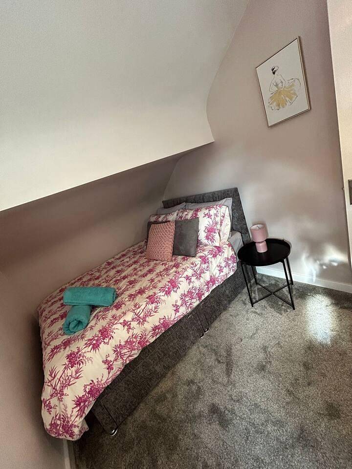 1-Bed House, Sleeps 4, Free Parking in Disley, Cheshire East