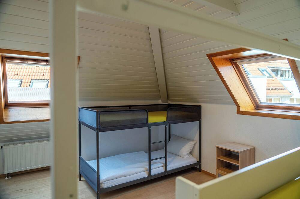 Ganze Wohnung, Spacious 3-bedroom apartment, Walk to Lakes, Transit & On-Site German Dining in Böblingen, Landkreis Böblingen