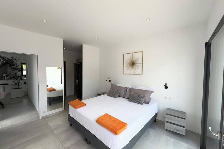 Location de vacances pour 8 personnes, avec jardin ainsi que terrasse et jacuzzi à Thairé - 3