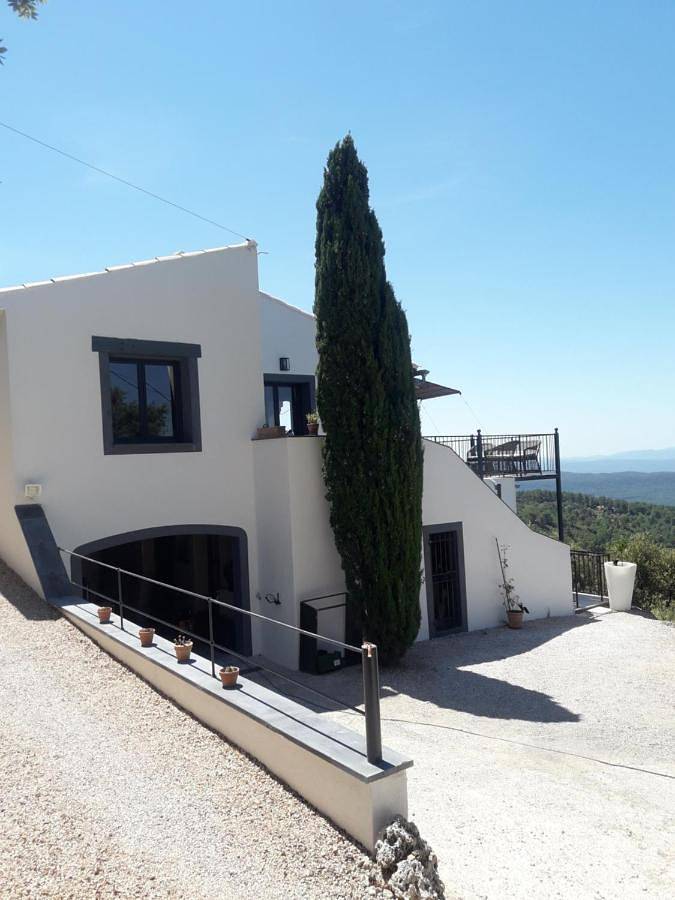 Location de vacances pour 3 personnes, avec vue ainsi que piscine et jardin à Tourtour - 4