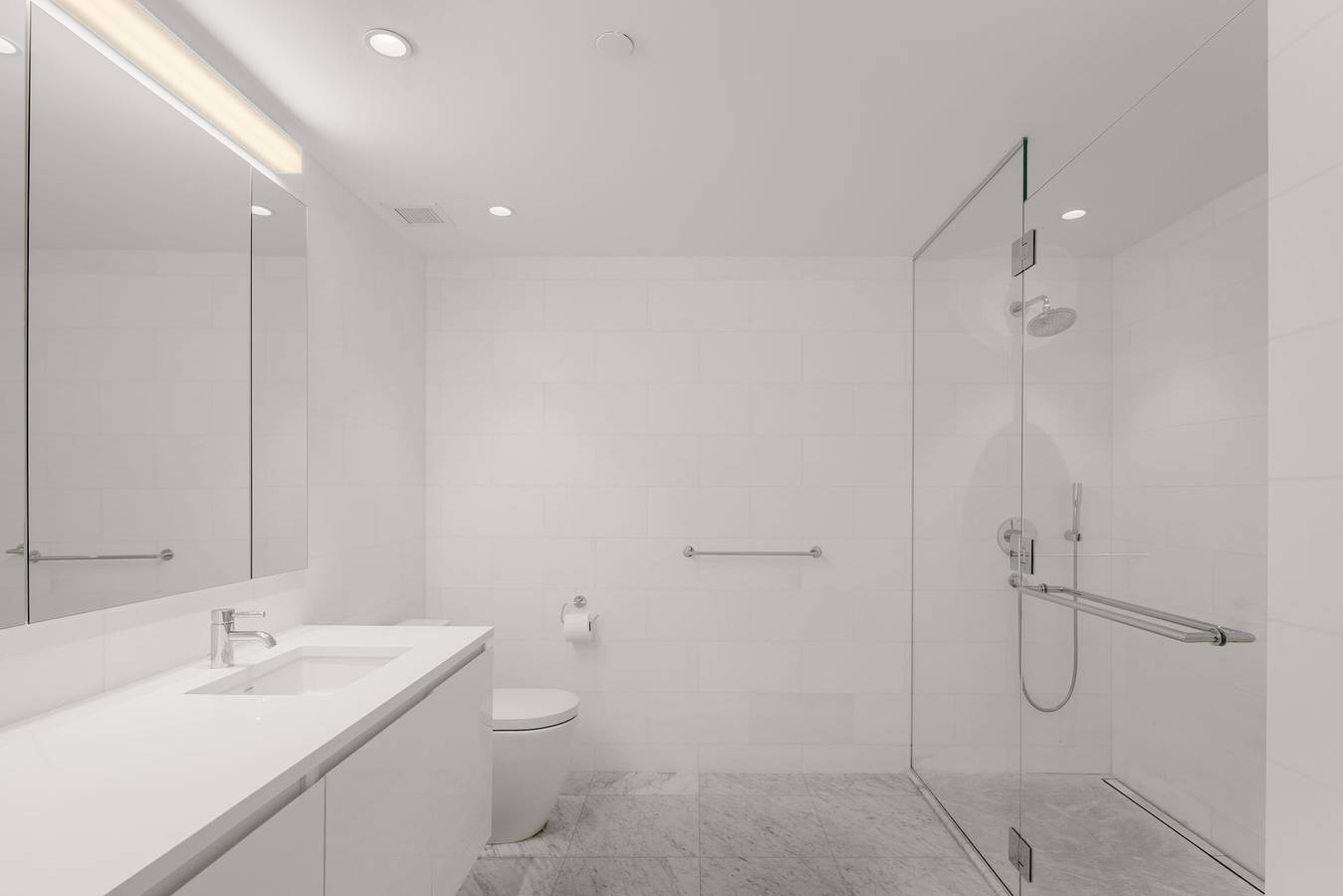 Entire apartment, Embassy Ii 24th floor 2Br w Doorman Gym Pool in Manhattan, New York City