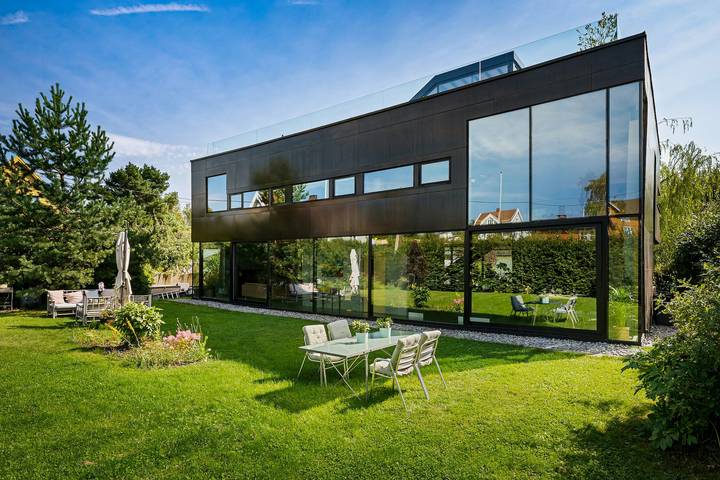 Moderner Industriestil mit sonniger Dachterrasse in Bærum