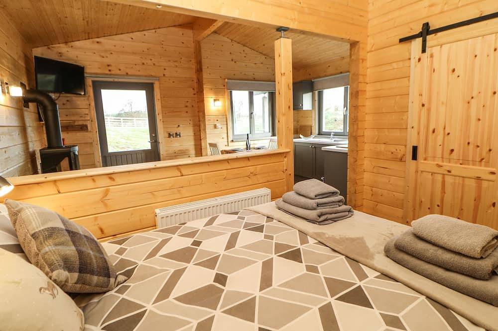 Otters Holt, pet friendly, with hot tub in Staindrop in County Durham