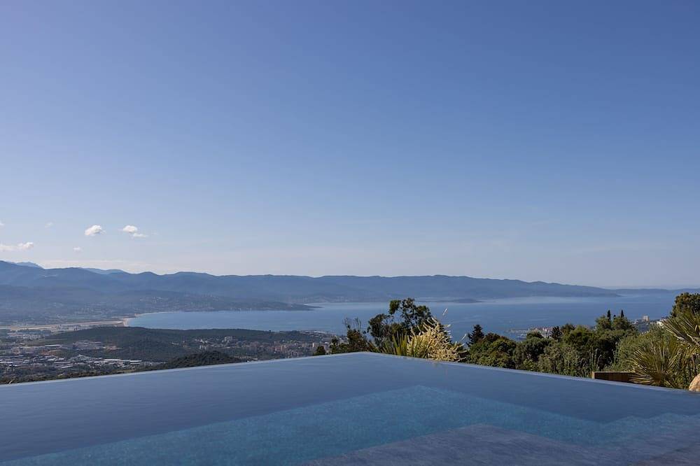 Alav13Ac Located in the village of Alata, overlooking the bay of Ajaccio 6bedrooms in Alata (Corsica), Ajaccio e dintorni
