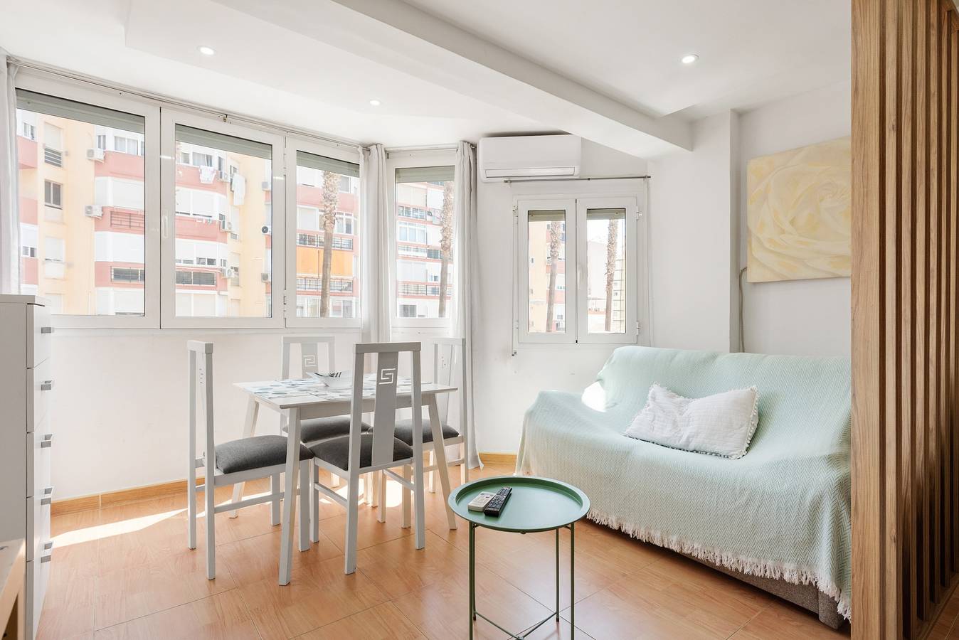 Entire studio, Studio 'Sonia' with Shared Pool, Wi-Fi and Air Conditioning in Playa de Torre del Mar, Torre del Mar