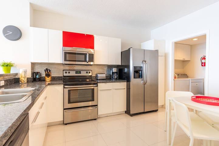 Vacation rental for 6 people, with hot tub and balcony/terrace as well as pool in Sunny Isles Beach