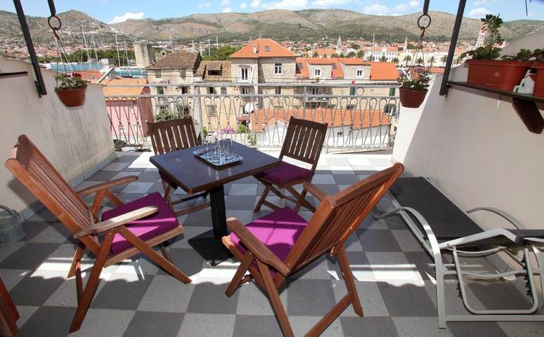 Maison d’hôte pour 2 personnes, avec Balcon et Terrasse ainsi que Jardin et Vue à Trogir