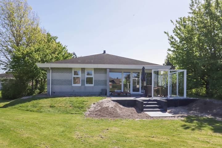 Ferienhaus für 4 Personen, mit Whirlpool und Terrasse sowie Garten in Makkum