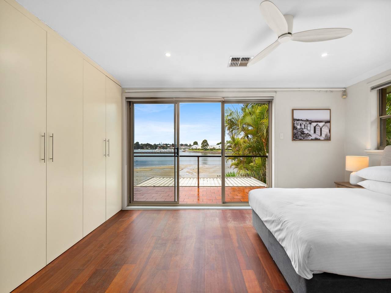 Entire apartment, Modern 3-Bed with Pool & Water Views by Beach in Sydney, New South Wales