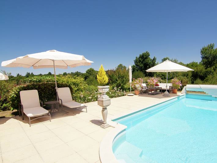 Cottage pour 8 personnes, avec terrasse et piscine, adapté aux familles à Rouzède