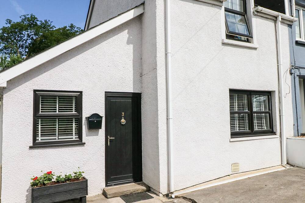 3 Bridge Villas, pet friendly, country holiday cottage in Narberth in Narberth, Pembrokeshire