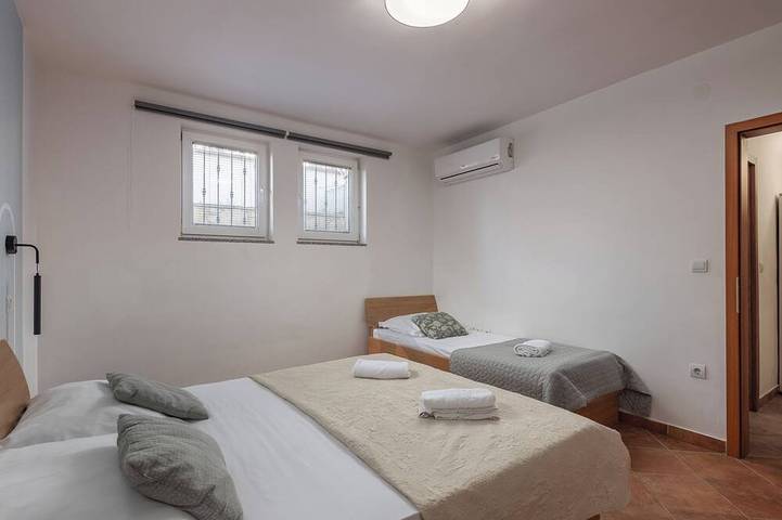 Ganze Wohnung, Oasis Jadreski with Pool, Pula, Croatia in Sisan, Südküste Istrien