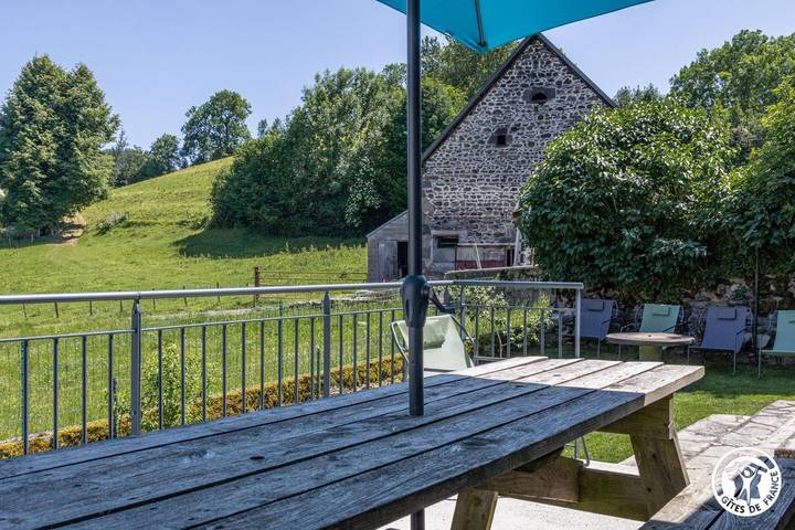 Gîte pour 6 personnes, avec jardin dans Perpezat - 3