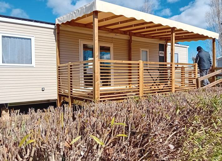 Camping pour 6 personnes, avec terrasse et piscine
