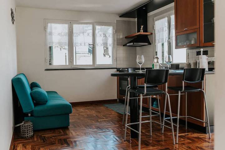 Location de vacances pour 3 personnes, avec jardin et balcon à Leivi