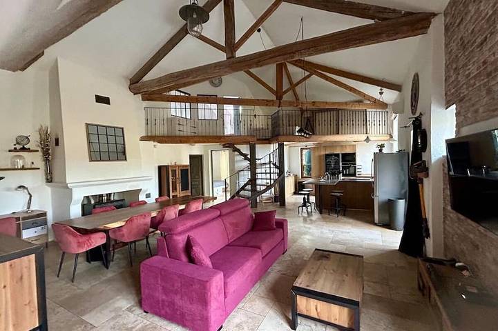 Gîte pour 8 personnes, avec terrasse et jacuzzi ainsi que piscine et jardin, animaux acceptés à Lurs