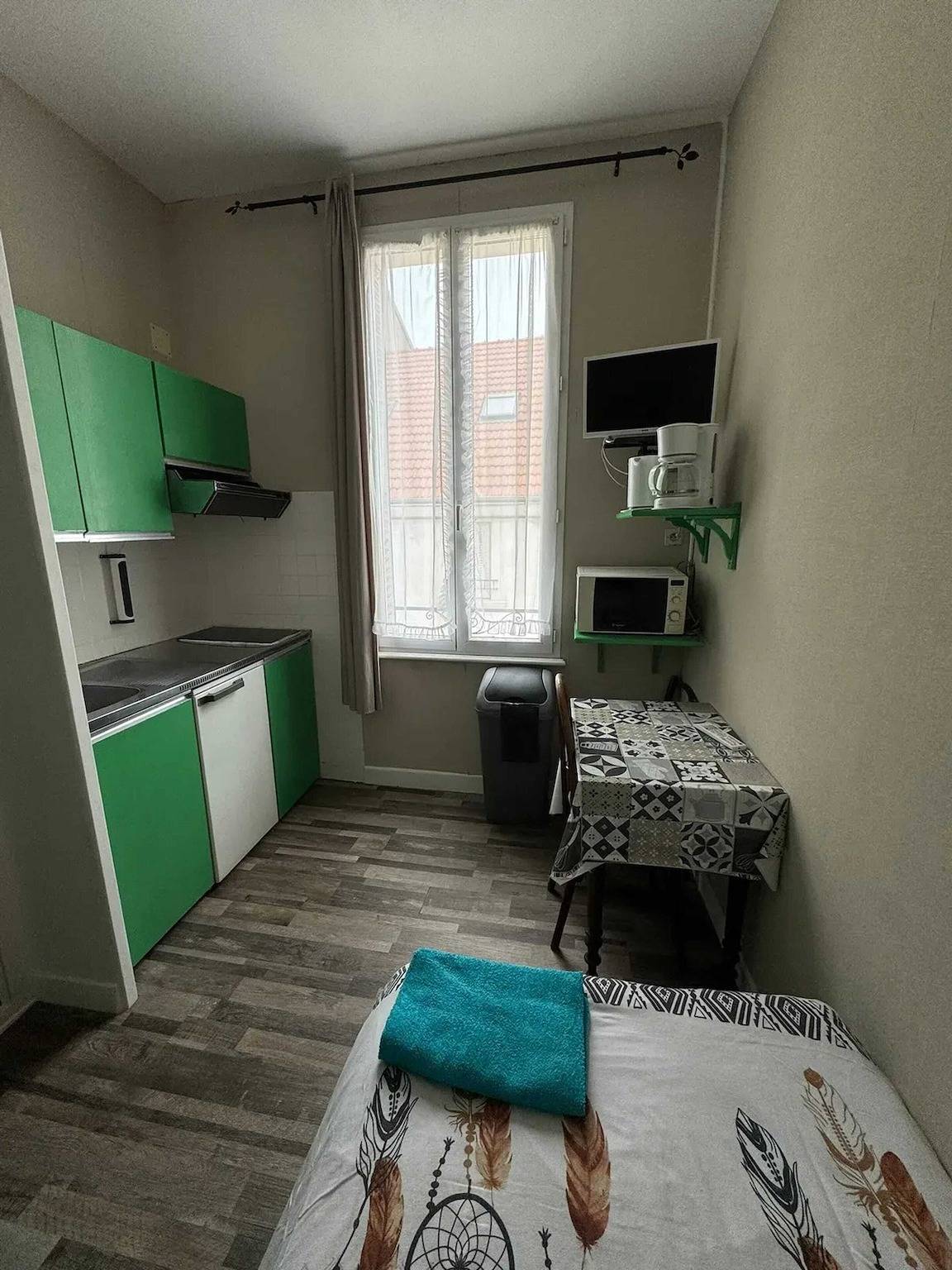 Estudio entero, Estudio acogedor en Néris-les-Bains, 10 m² con wifi in Néris-les-Bains, Región de Montluçon