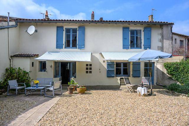 Location de vacances pour 3 personnes, avec vue et jardin à Chef-Boutonne