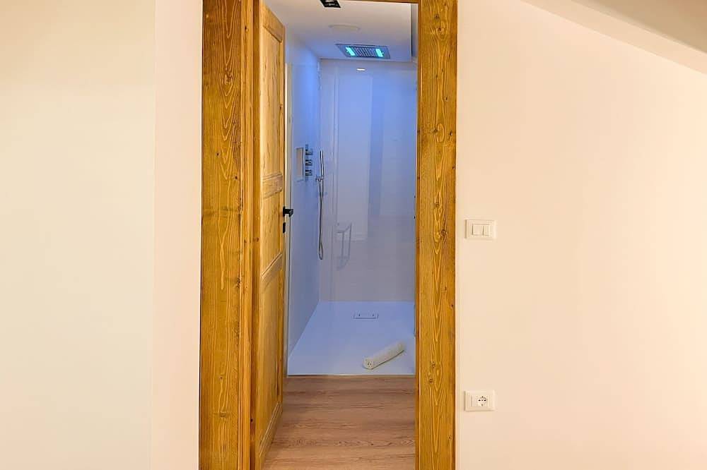 Luxury Room with emotional shower and chromotherapy - 2min from Hospital and Gdf in L'Aquila, Gran Sasso