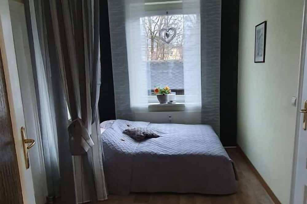 Ganze Wohnung, Liebevoll eingerichtete, neue Ferienwohnung mit  Waschmaschine, großer Küche, großem Bad mit Dusche und Badewanne, Pkw-Stellplatz, Boxspringbett. in Schwarzenberg (Erzgebirge), Erzgebirge