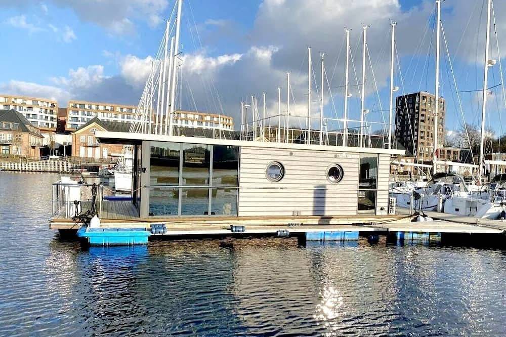 Hausboot Luv im Hafen Sonwik mit Blick nach Dänemark in Mürwik, Flensburg