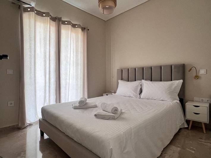 Apartamento para 4 personas, con vistas además de jardín y terraza en Corinto