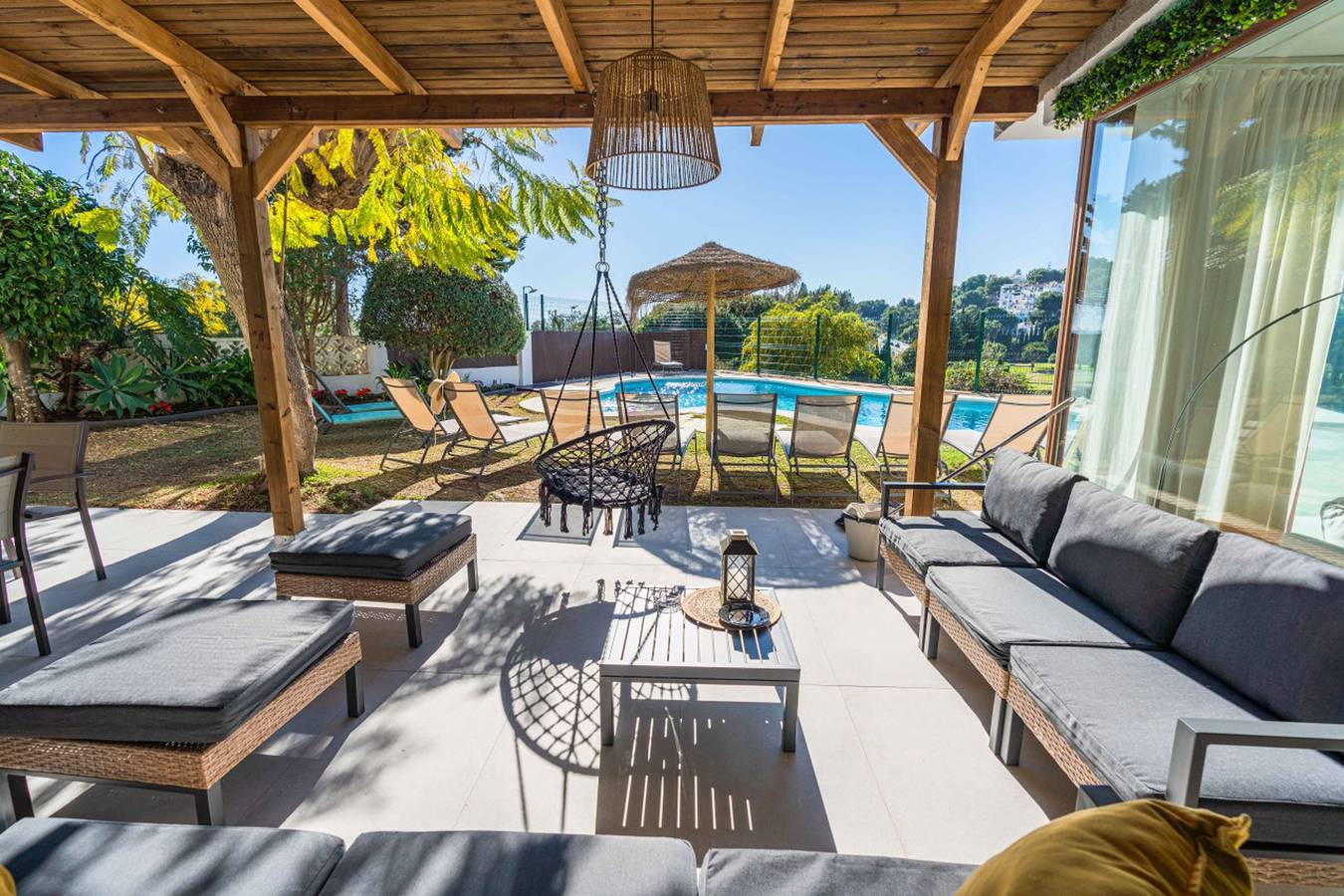 Ferienhaus für 15 Personen mit Meerblick in Las Chapas, Marbella